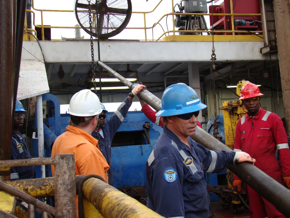 Wellsite crew coordinating a tubular operation on the rig floor